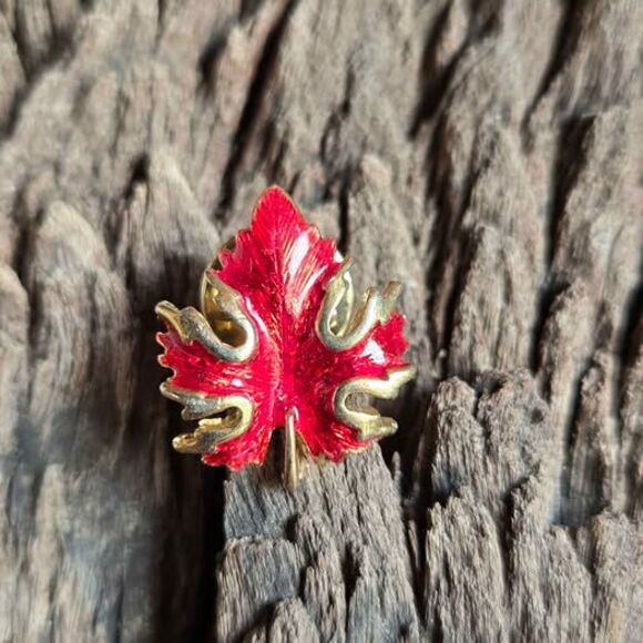 Unbranded Jewelry - vintage red enamel maple leaf brooch